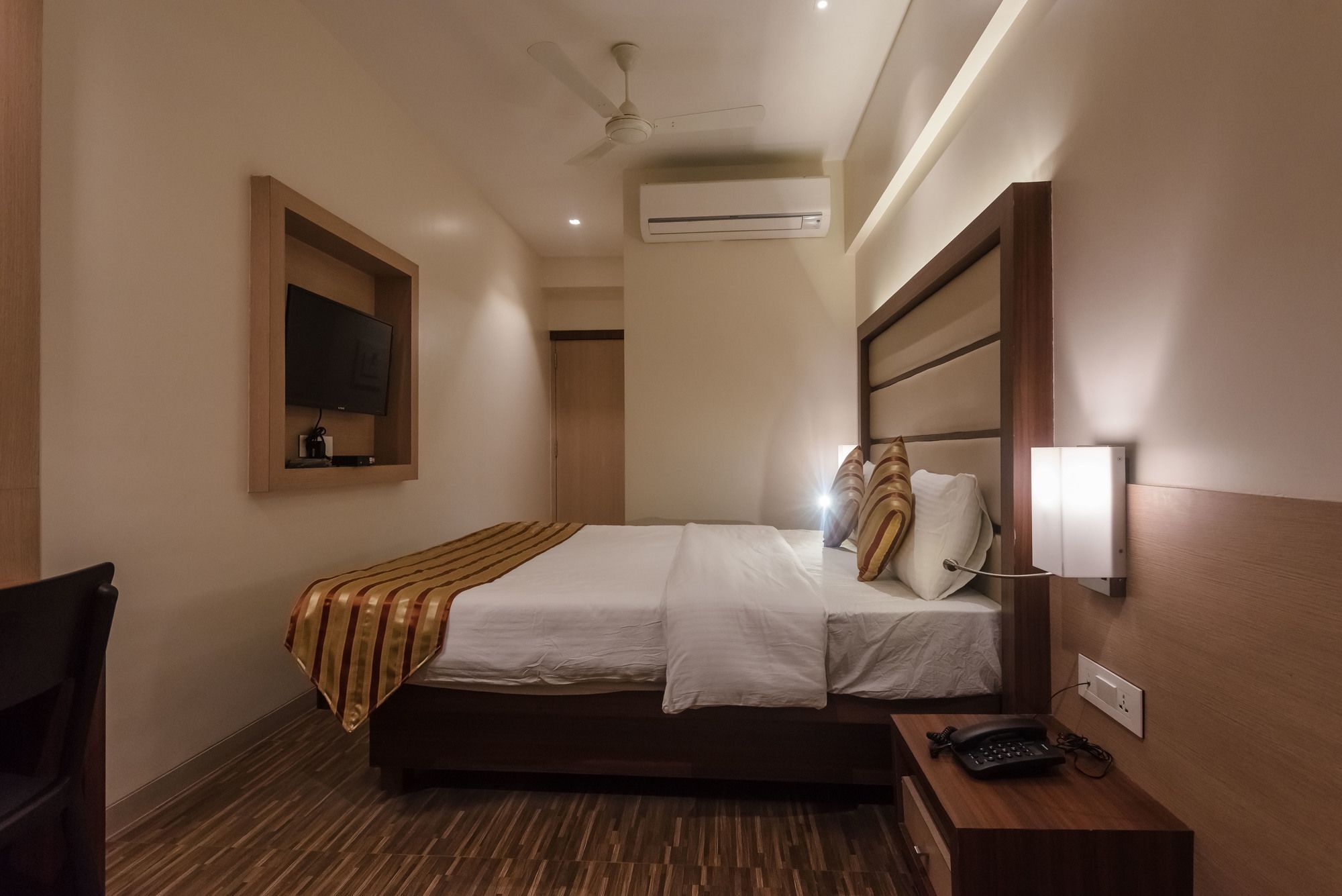 Super Capital O Hotel Konar Inn Turambhe Bagian luar foto